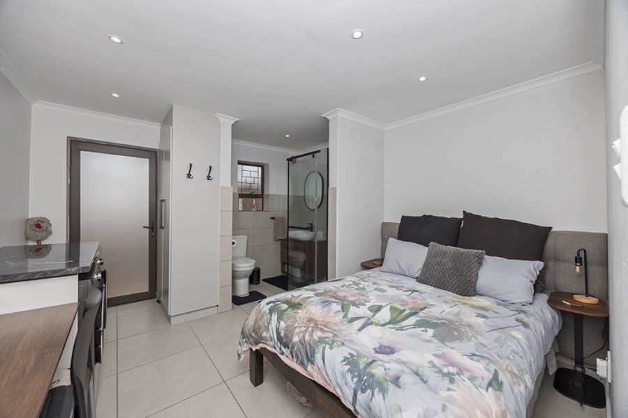 7 Bedroom Property for Sale in Sonstraal Western Cape
